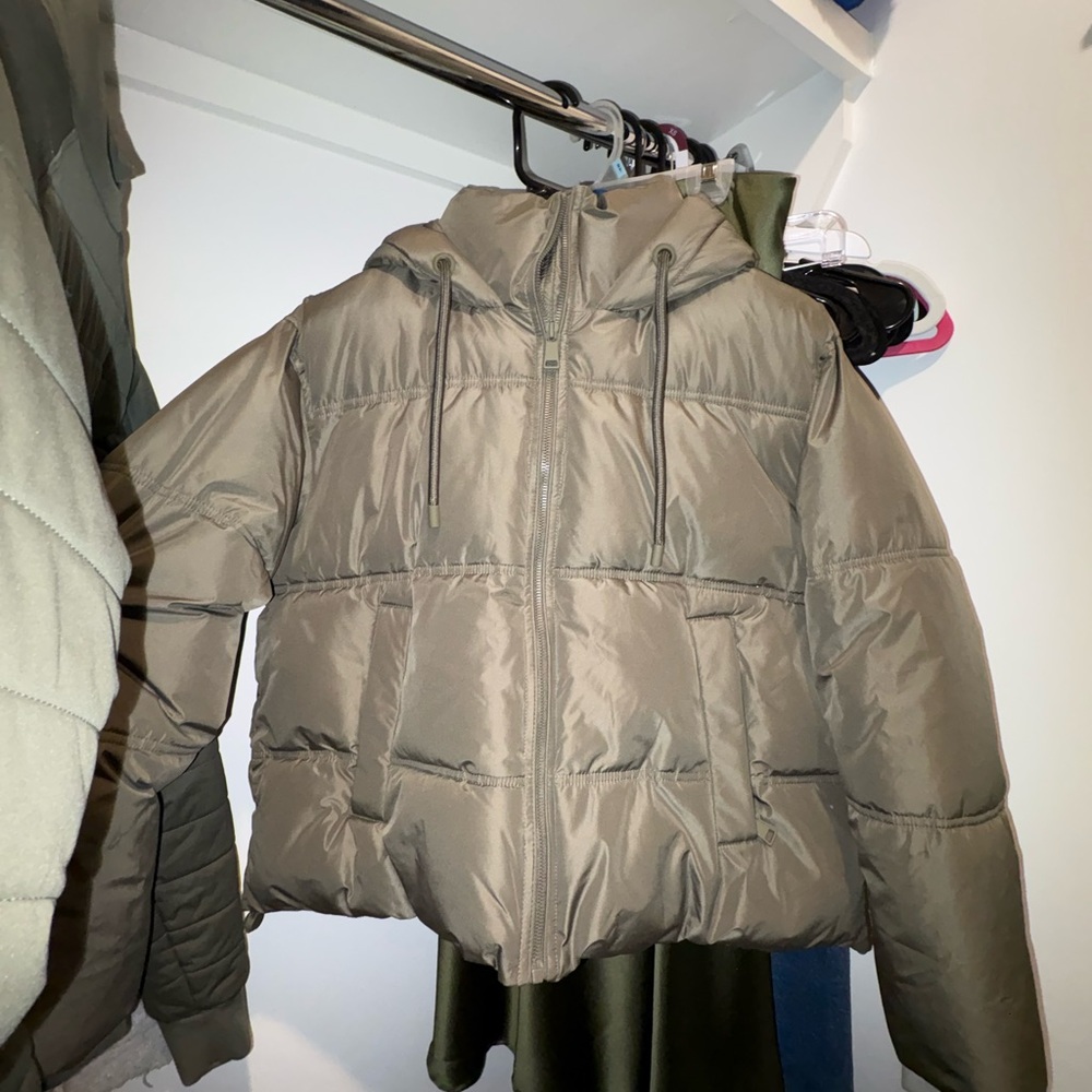 ZARA Cropped Puffer Jacket – XS